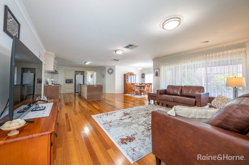 Photo - 55 Sorbonne Drive, Sunbury VIC 3429 - Image 5