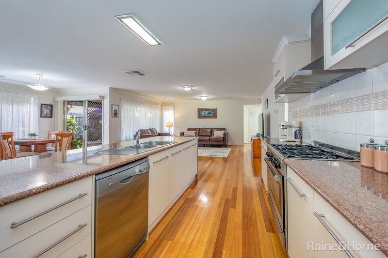 Photo - 55 Sorbonne Drive, Sunbury VIC 3429 - Image 7