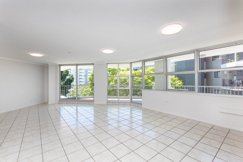 Photo - 55 Thorn Street, Kangaroo Point QLD 4169 - Image 2