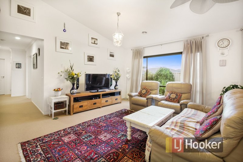 Photo - 55 Villella Drive, Pakenham VIC 3810 - Image 6