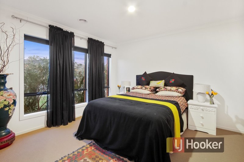 Photo - 55 Villella Drive, Pakenham VIC 3810 - Image 8