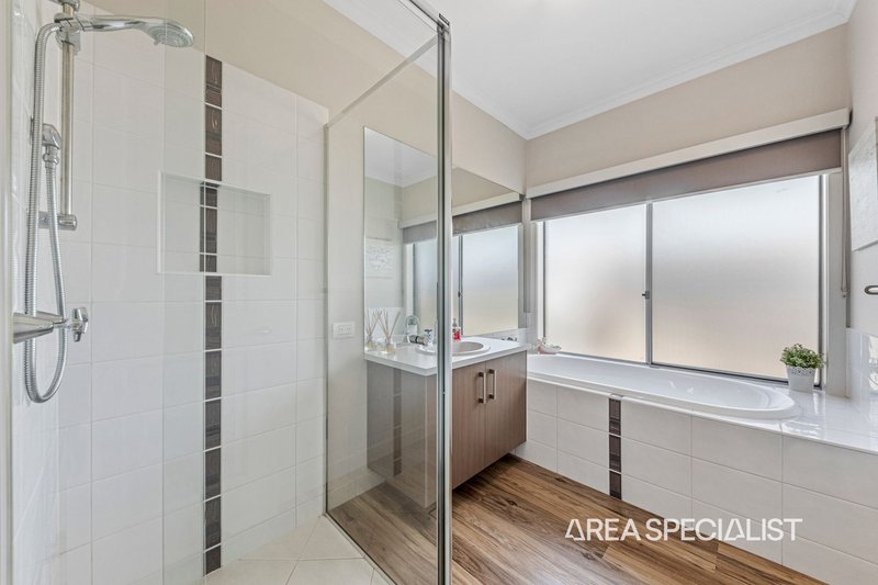 Photo - 55 Winneke Way, Pakenham VIC 3810 - Image 14