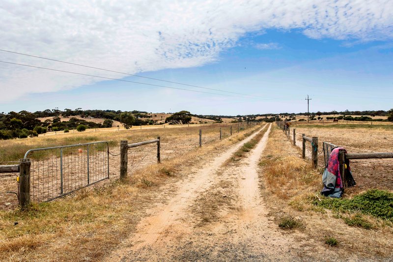 Photo - 550 Panalatinga Road, Onkaparinga Hills SA 5163 - Image 9