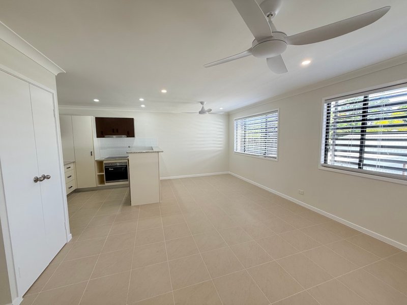 Photo - 5/52 Shell Street, Urangan QLD 4655 - Image 4