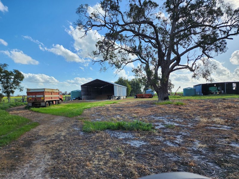 Photo - 558 Cooraminning Road, Dumberning WA 6312 - Image 15