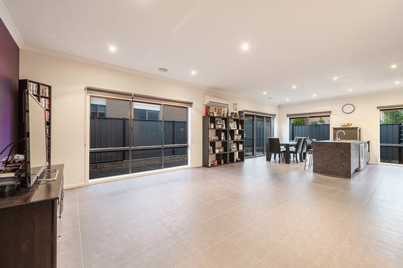 Photo - 56 Ardsley Circuit, Craigieburn VIC 3064 - Image 3