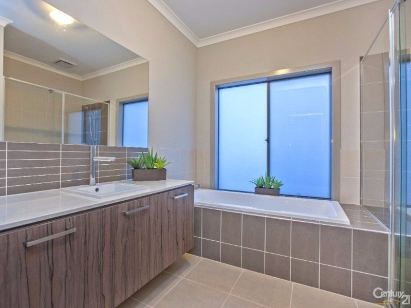 Photo - 56 Arthur Phillip Drive, Pakenham VIC 3810 - Image 16