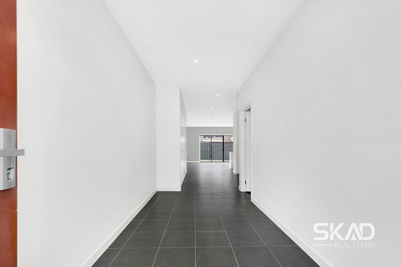 Photo - 56 Daymar Circuit, Craigieburn VIC 3064 - Image 2