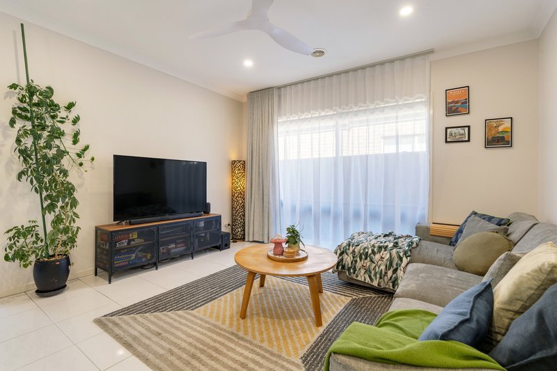 Photo - 56 Domain Way, Craigieburn VIC 3064 - Image 10