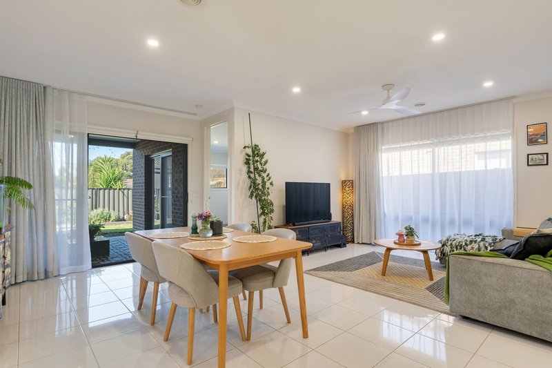Photo - 56 Domain Way, Craigieburn VIC 3064 - Image 13
