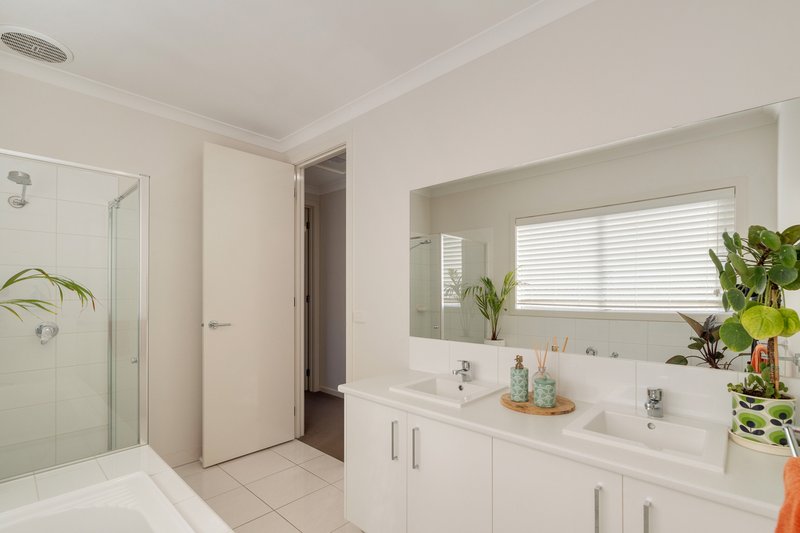 Photo - 56 Domain Way, Craigieburn VIC 3064 - Image 18