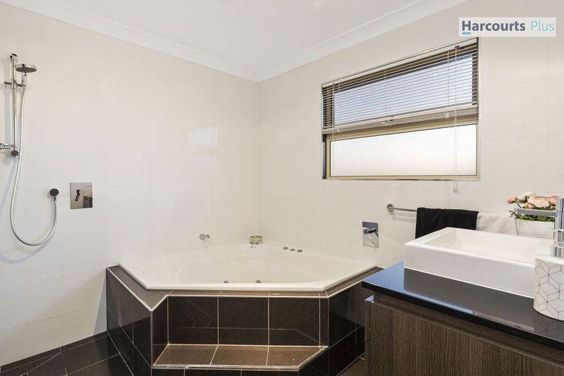 Photo - 56 Freebairn Drive, Hallett Cove SA 5158 - Image 18