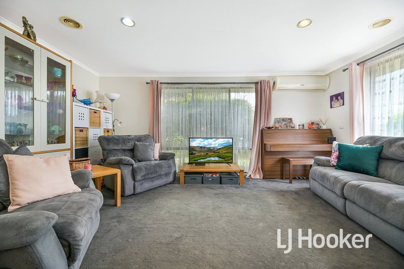 Photo - 56 Gipps Crescent, Cranbourne North VIC 3977 - Image 4