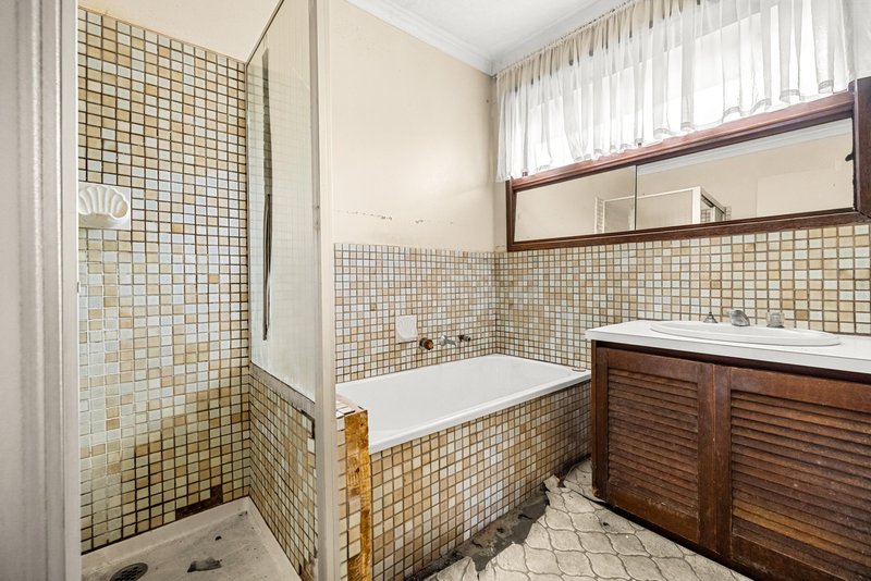 Photo - 56 Greaves Street South, Werribee VIC 3030 - Image 10