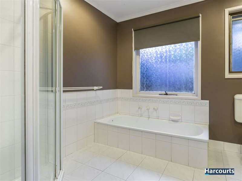 Photo - 56 Mantung Crescent, Rowville VIC 3178 - Image 6