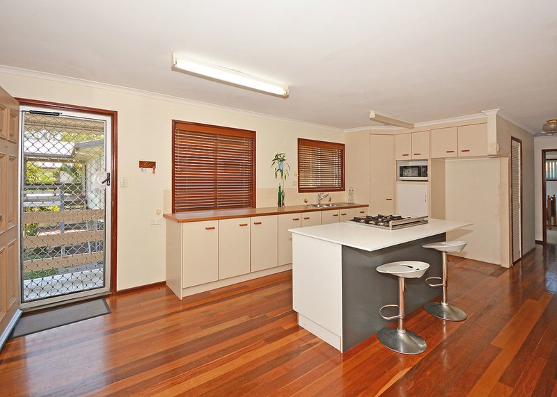 Photo - 56 Margaret Street, Urangan QLD 4655 - Image 4