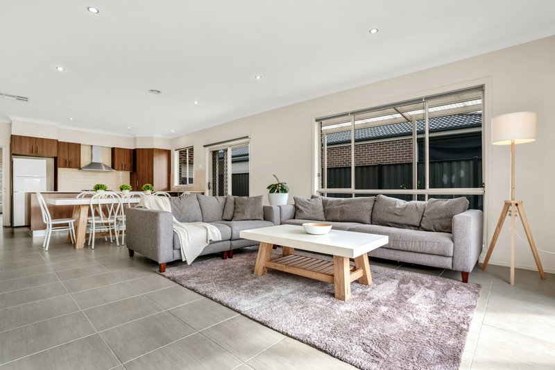 Photo - 56 Newbury Boulevard, Craigieburn VIC 3064 - Image 10