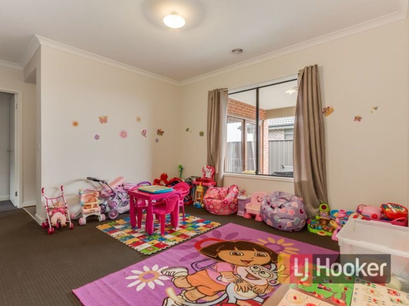 Photo - 56 Selandra Boulevard, Clyde North VIC 3978 - Image 9