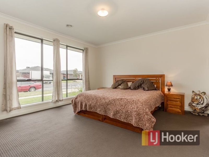 Photo - 56 Selandra Boulevard, Clyde North VIC 3978 - Image 10