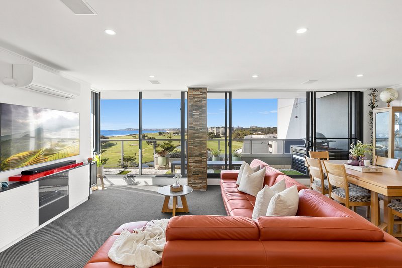 Photo - 56/12 Bank Street, Wollongong NSW 2500 - Image 2