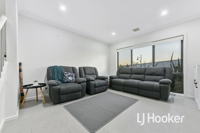 Photo - 57 Atlantic Drive, Pakenham VIC 3810 - Image 5