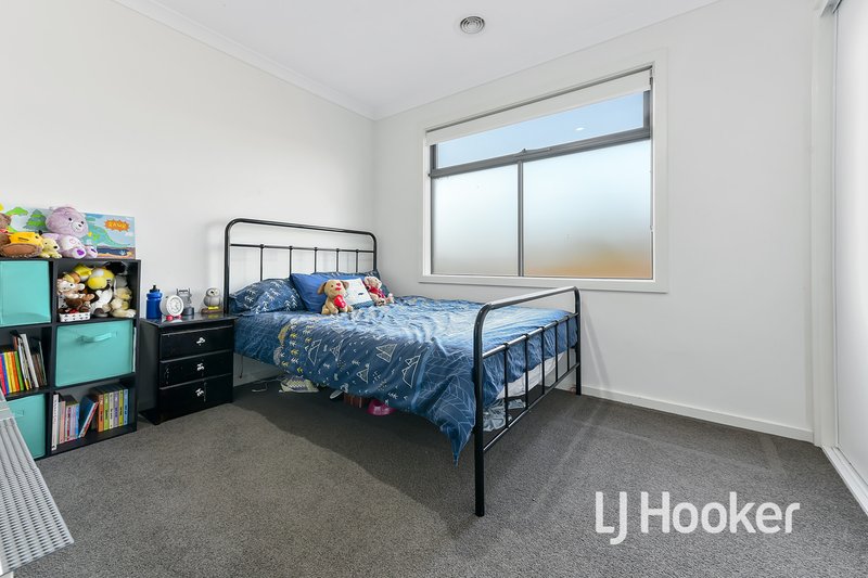 Photo - 57 Atlantic Drive, Pakenham VIC 3810 - Image 11