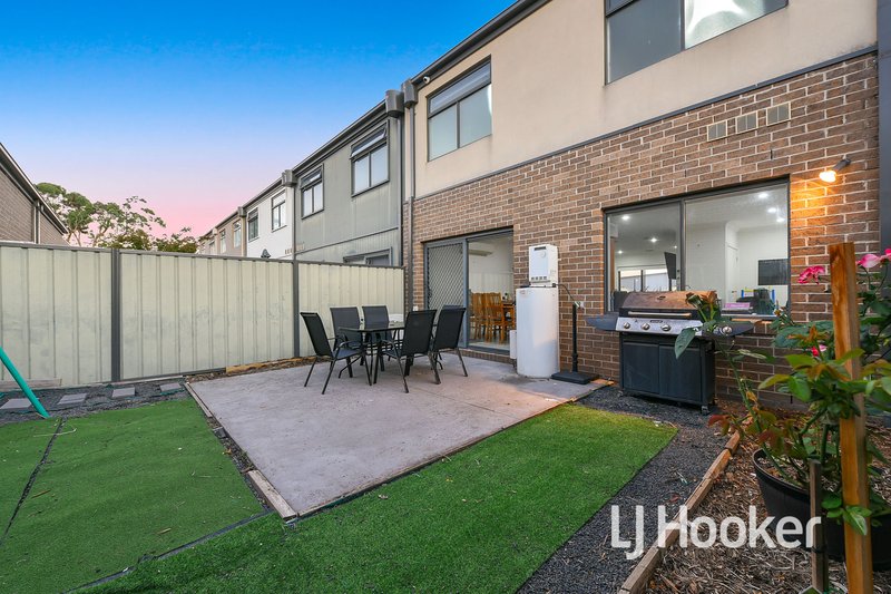 Photo - 57 Atlantic Drive, Pakenham VIC 3810 - Image 12