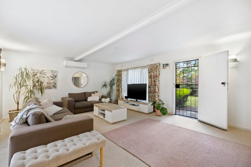 Photo - 57 Gateshead Drive, Wantirna South VIC 3152 - Image 2