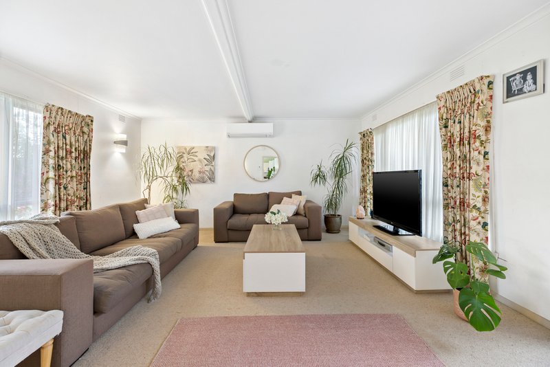 Photo - 57 Gateshead Drive, Wantirna South VIC 3152 - Image 3