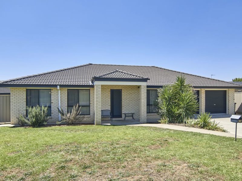 Photo - 57 Grinton Avenue, Ashmont NSW 2650 - Image