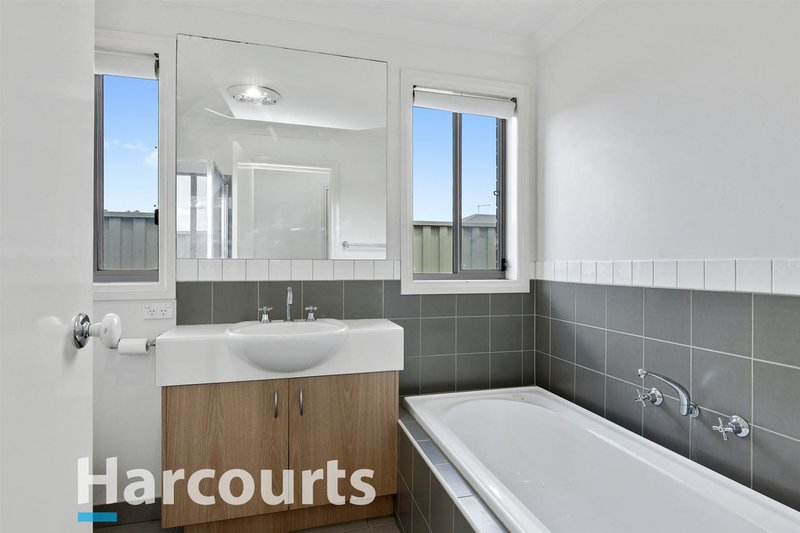 Photo - 57 Mcnulty Drive, Wendouree VIC 3355 - Image 11