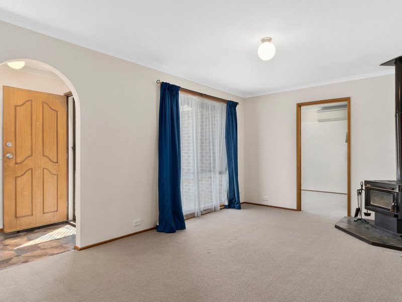 Photo - 57 Scantlebury Crescent, Theodore ACT 2905 - Image 6