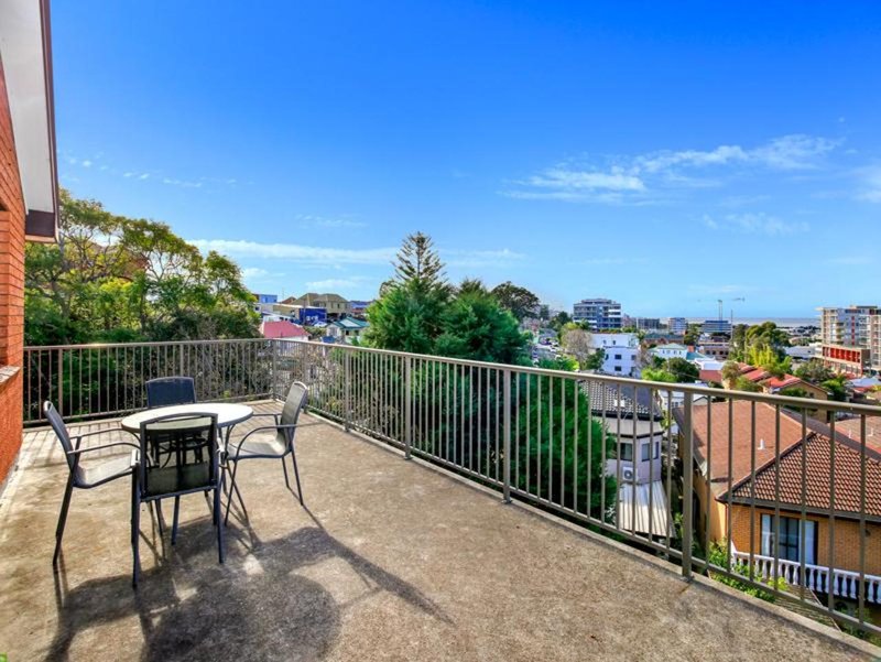 Photo - 5/7 Staff Street, Wollongong NSW 2500 - Image 2