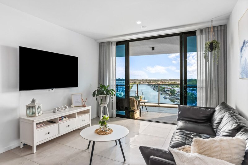 Photo - 5702/5 Harbour Side Court, Biggera Waters QLD 4216 - Image 2