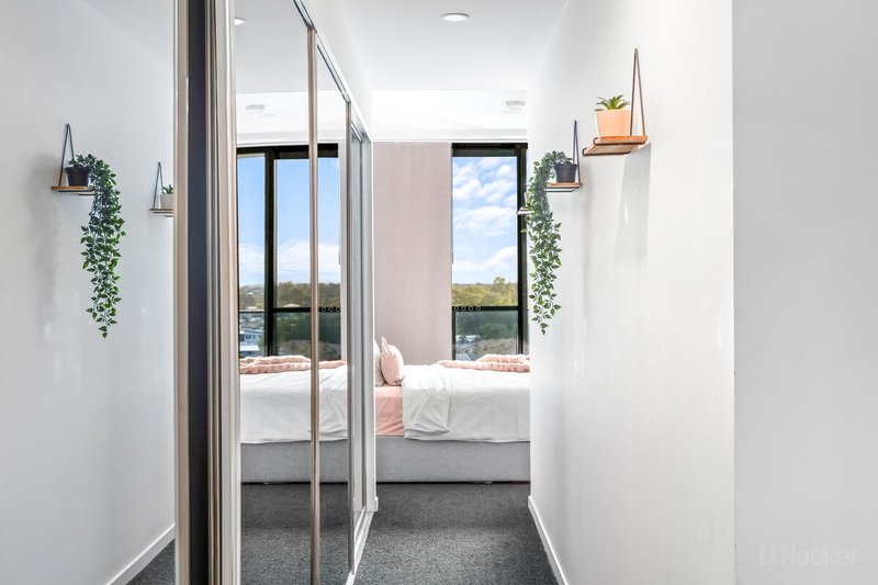 Photo - 5702/5 Harbour Side Court, Biggera Waters QLD 4216 - Image 4