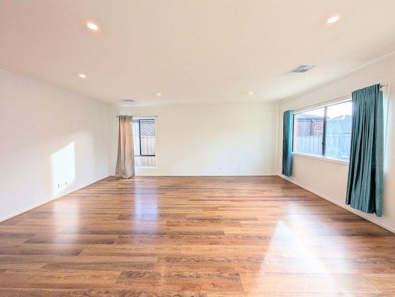 Photo - 58 Albion Crescent, Mickleham VIC 3064 - Image 3