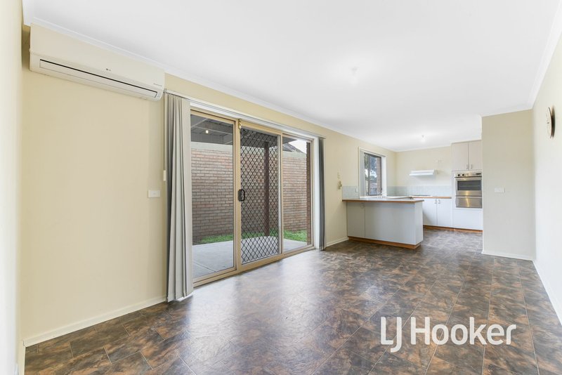 Photo - 58 Balmoral Way, Pakenham VIC 3810 - Image 2