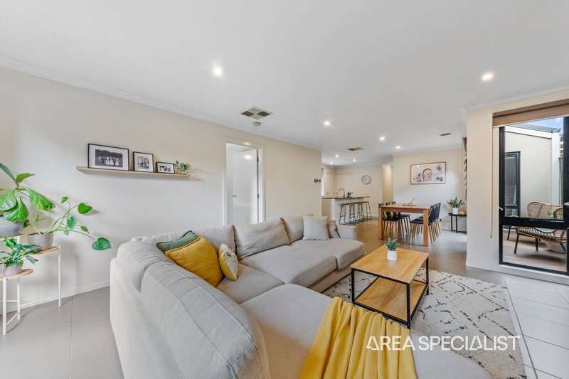 Photo - 58 Belmont Crescent, Pakenham VIC 3810 - Image 4