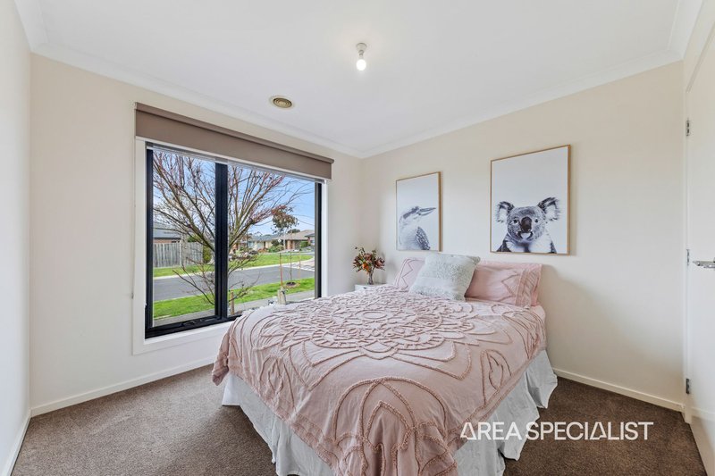 Photo - 58 Belmont Crescent, Pakenham VIC 3810 - Image 11