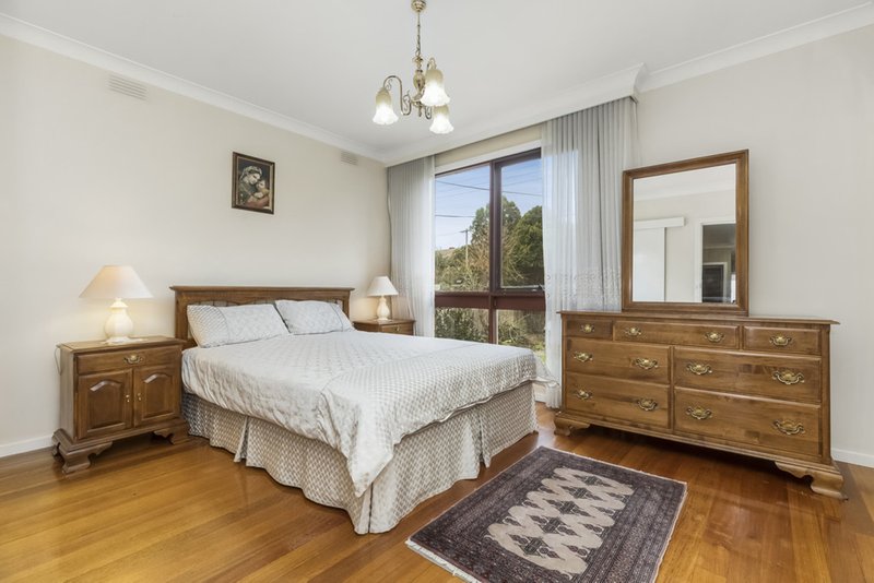 Photo - 58 Cambridge Drive, Glen Waverley VIC 3150 - Image 3