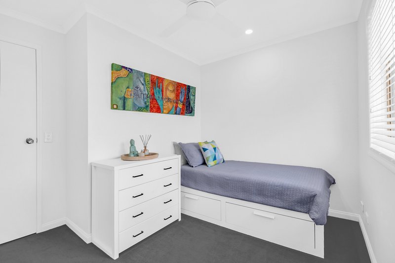 Photo - 58 Collins Crescent, Benowa QLD 4217 - Image 9