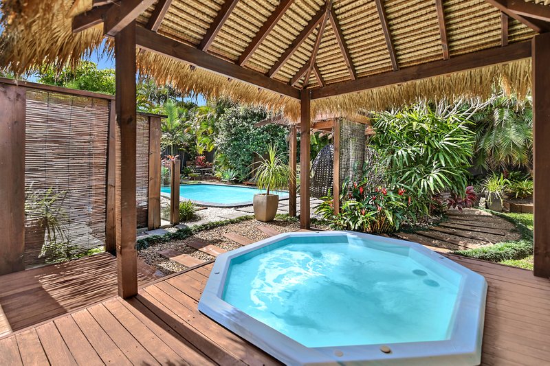 Photo - 58 Collins Crescent, Benowa QLD 4217 - Image 12