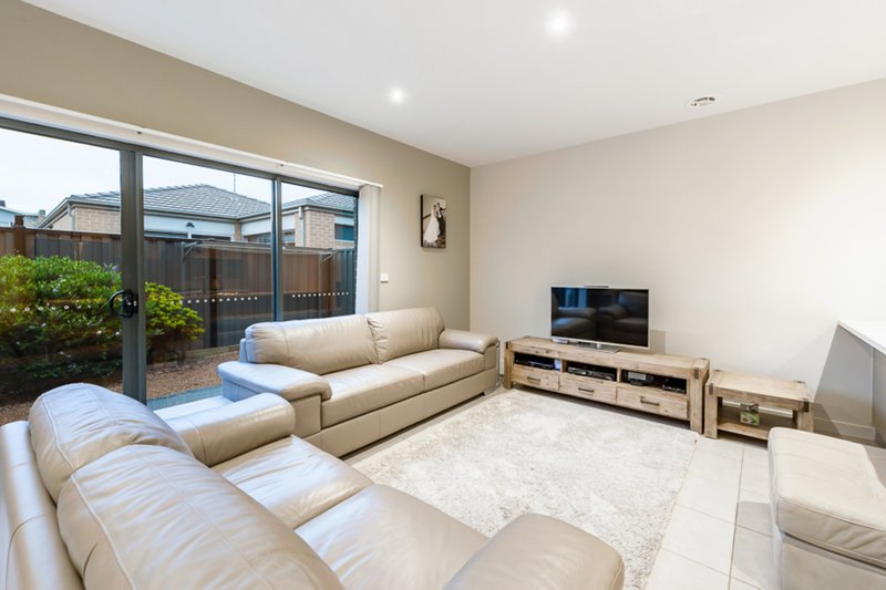 Photo - 58 Daymar Circuit, Craigieburn VIC 3064 - Image 4