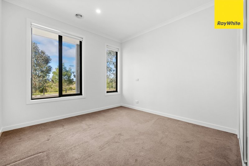 Photo - 58 Fulham Crescent, Thornhill Park VIC 3335 - Image 2