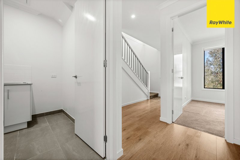 Photo - 58 Fulham Crescent, Thornhill Park VIC 3335 - Image 3