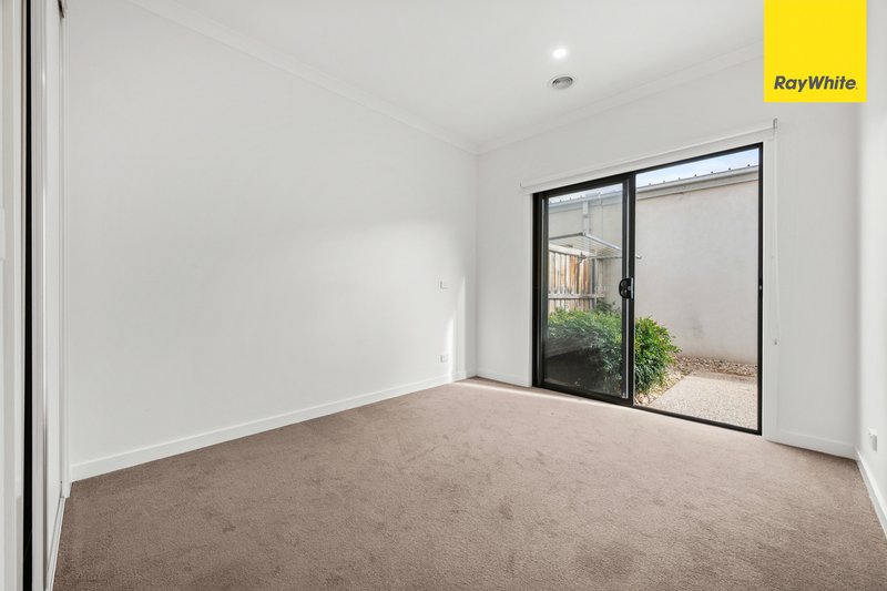 Photo - 58 Fulham Crescent, Thornhill Park VIC 3335 - Image 4