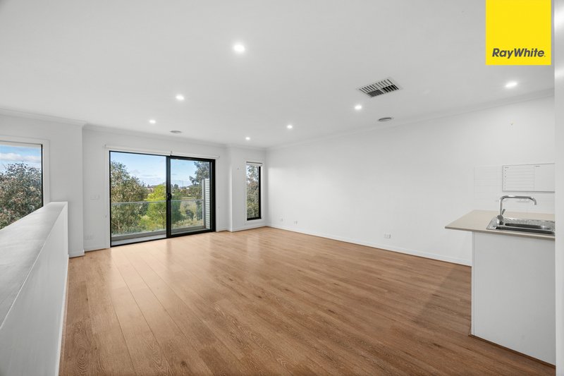 Photo - 58 Fulham Crescent, Thornhill Park VIC 3335 - Image 9