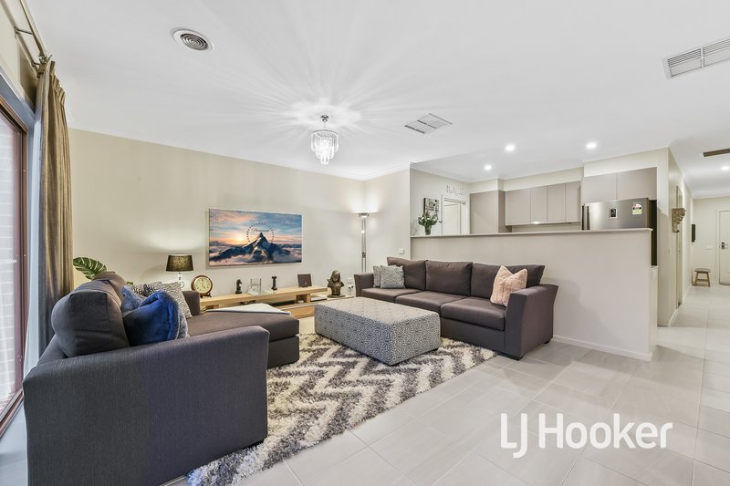 Photo - 58 Highmount Drive, Hampton Park VIC 3976 - Image 4