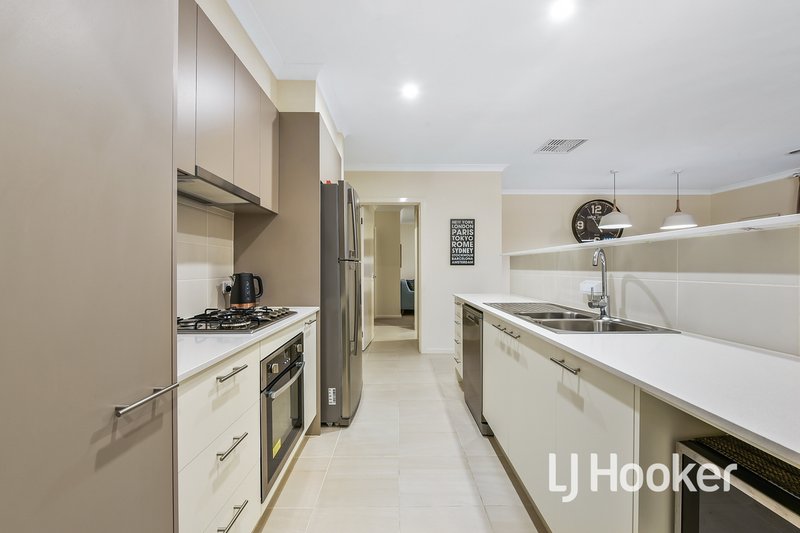 Photo - 58 Highmount Drive, Hampton Park VIC 3976 - Image 6