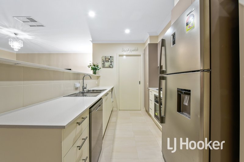 Photo - 58 Highmount Drive, Hampton Park VIC 3976 - Image 7